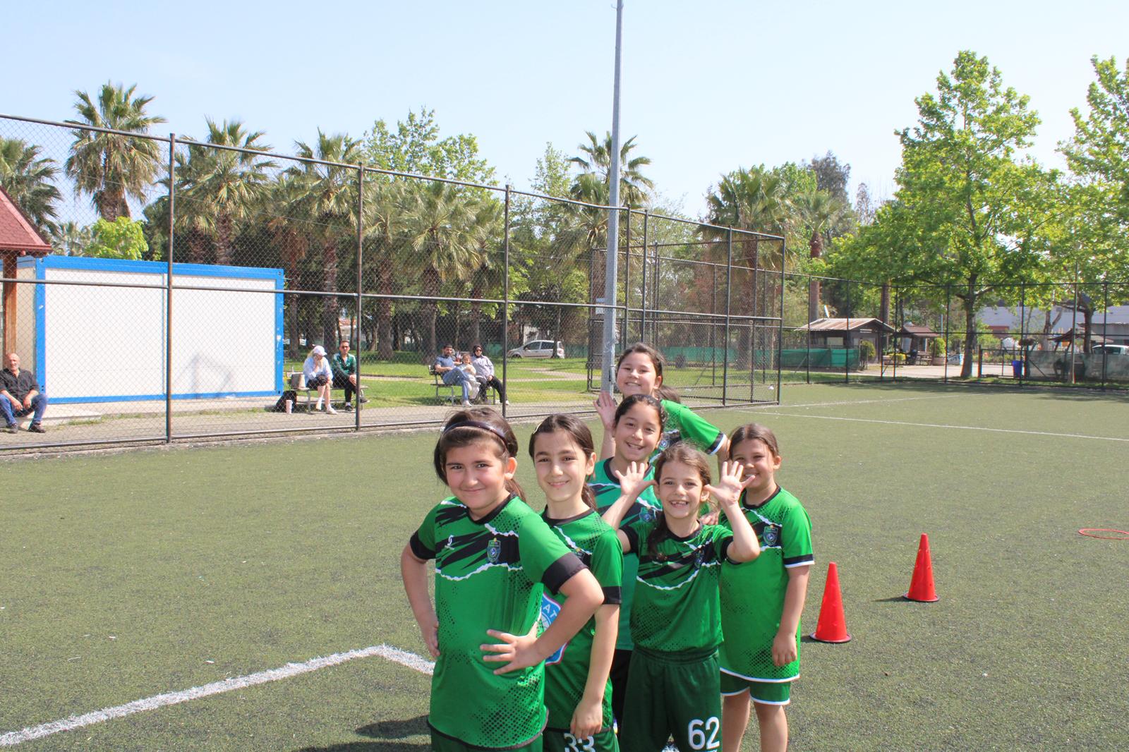 Kocaeli Kadın Futbol Akademisi olarak, çocuklarımızın hem eğlenerek geliştiği hem de profesyonel ekipmanlar ve akademik eğitimli antrenörlerimiz eşliğinde geleceğe hazırlandığı bir futbol ortamı sunuyoruz.  Kadınlar Süper Ligi’ne altyapısından en çok oyuncu yetiştirip gönderen kulüp olmanın gururunu yaşıyor, geleceğin yıldızlarını yetiştirmeye devam ediyoruz.